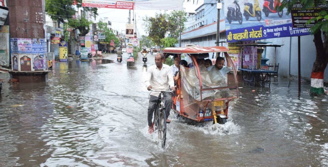 रुद्रपुर में बालाजीद्वार मार्ग पर हुआ जलभराव। रुद्रपुर में बालाजीद्वार मार्ग पर हुआ जलभराव।