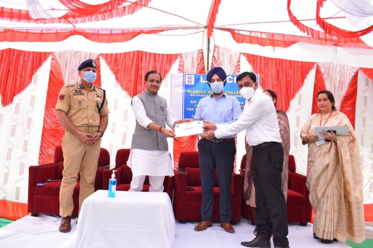 कोरोना योद्घा को सम्मानित करते हुए केंद्रीय राज्यमंत्री ड़ीसी व एसएसपी। कोरोना योद्घा को सम्मानित करते हुए केंद्रीय राज्यमंत्री ड़ीसी व एसएसपी।