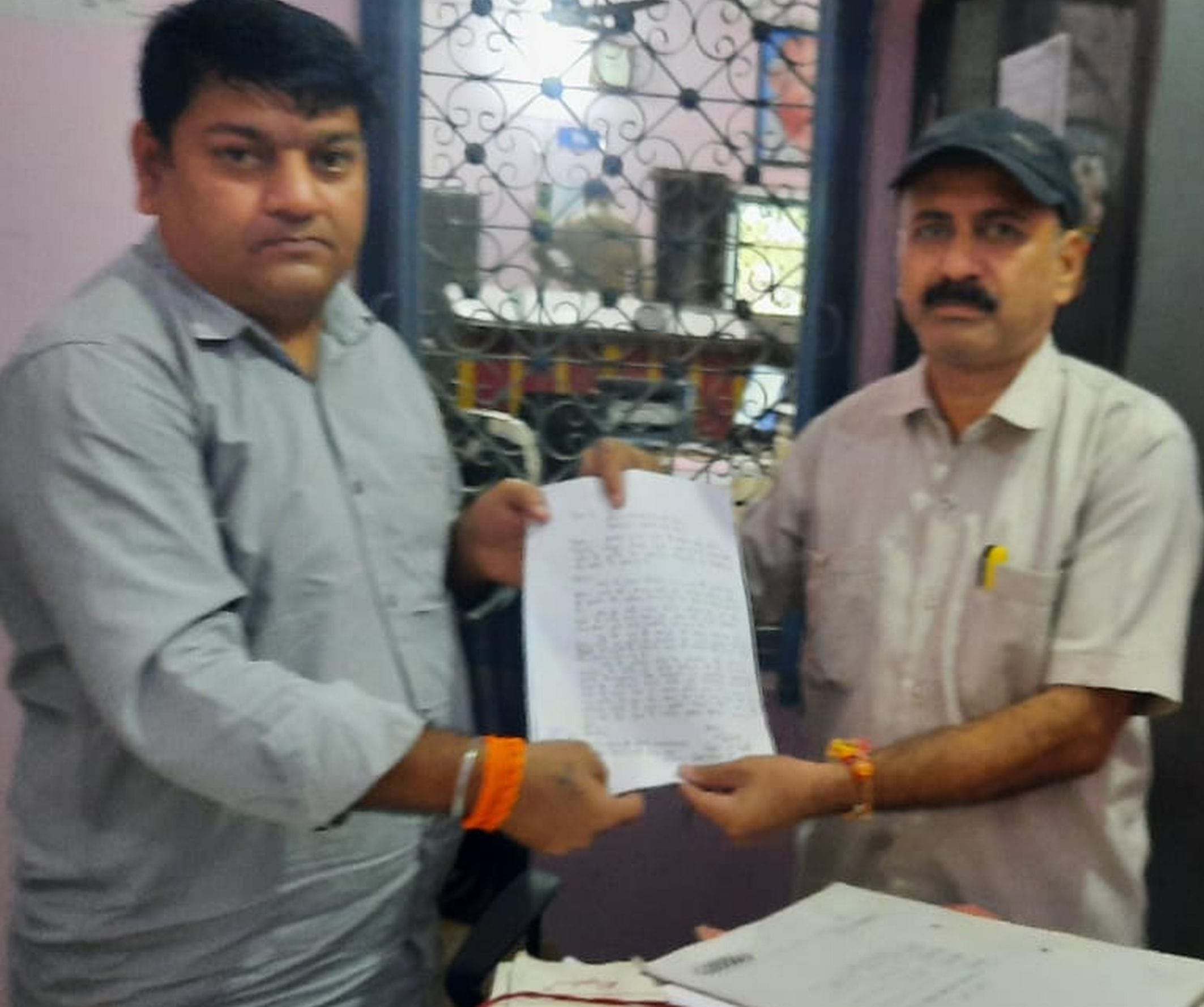 सितारगंज में एसडीएम के प्रतिनिधि को ज्ञापन देते आप के जिला महामंत्री बिशन दत्त जोशी।