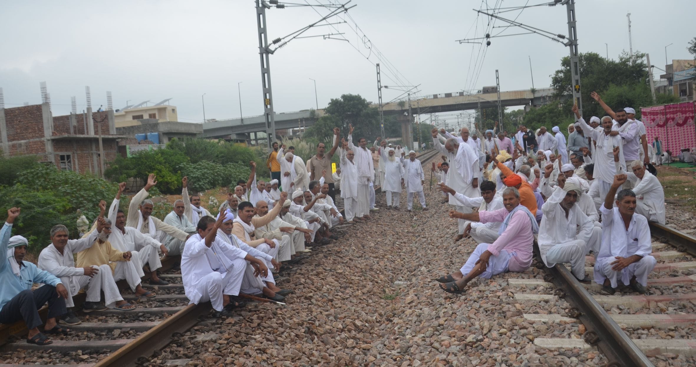    रेलवे ट्रैक पर बैठे किसान।  संवाद