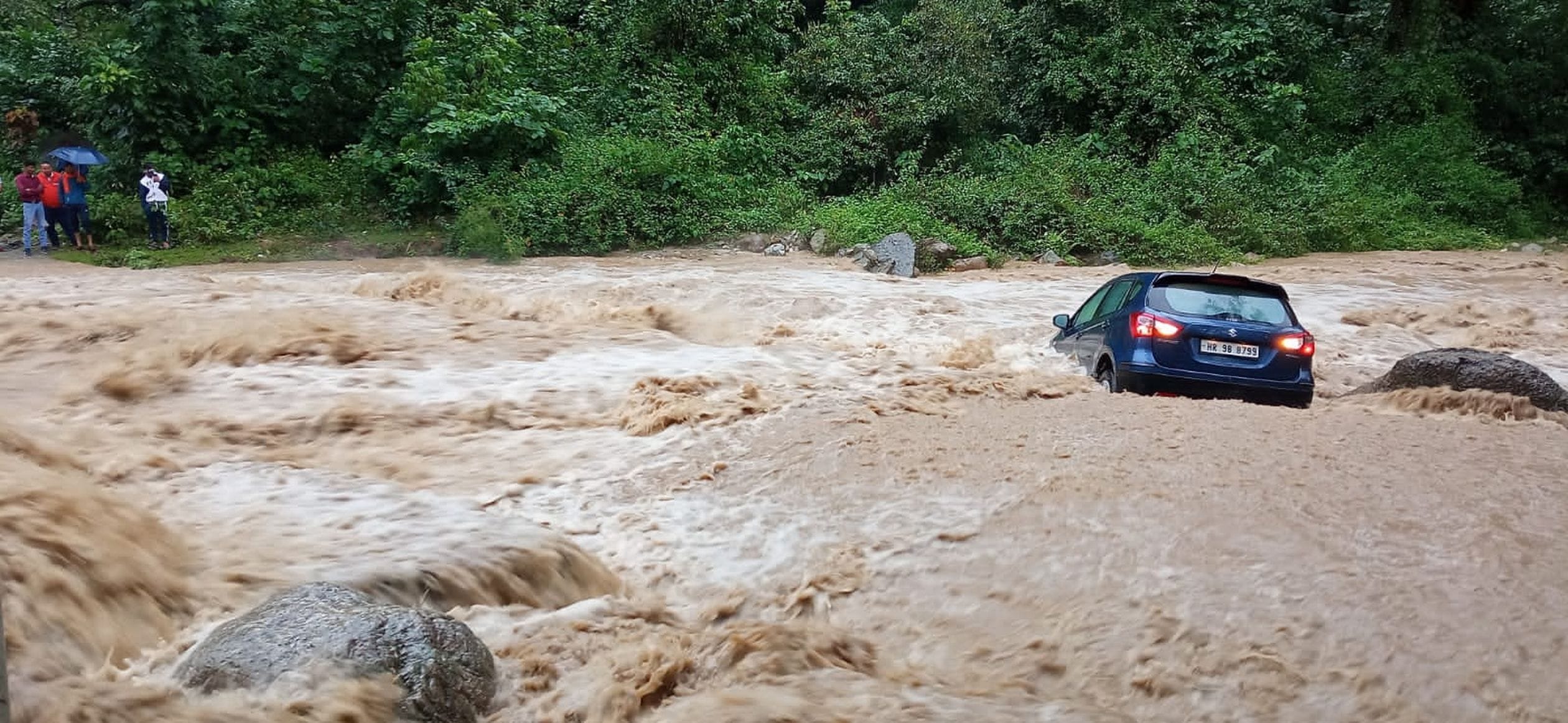 मोहान के पास पनाली गधेरे में बही कार। (संवाद) मोहान के पास पनाली गधेरे में बही कार। (संवाद)