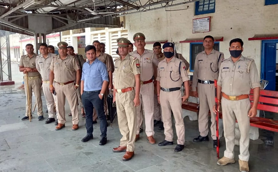 चांदपुर रेलवे स्टेशन पुलिस फोर्स के साथ तैनात एसडीएम। चांदपुर रेलवे स्टेशन पुलिस फोर्स के साथ तैनात एसडीएम।