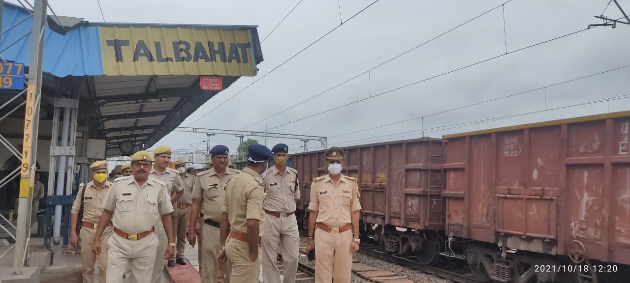 कैप्सन - रेलवे स्टेशन पर मुस्तैद पुलिस कैप्सन - रेलवे स्टेशन पर मुस्तैद पुलिस