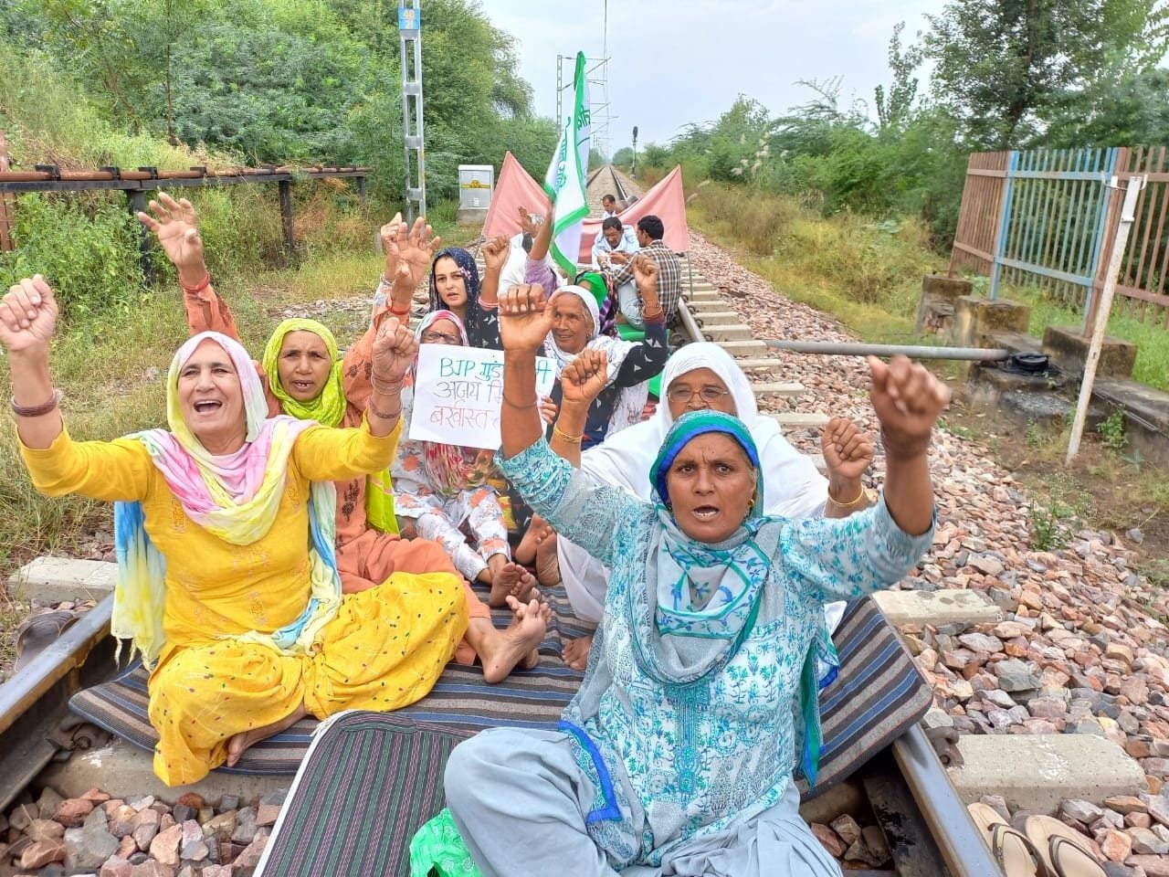 गुढ़ा गांव के पास रेलवे लाइन पर धरने पर बैठी महिलाएं। संवाद गुढ़ा गांव के पास रेलवे लाइन पर धरने पर बैठी महिलाएं। संवाद