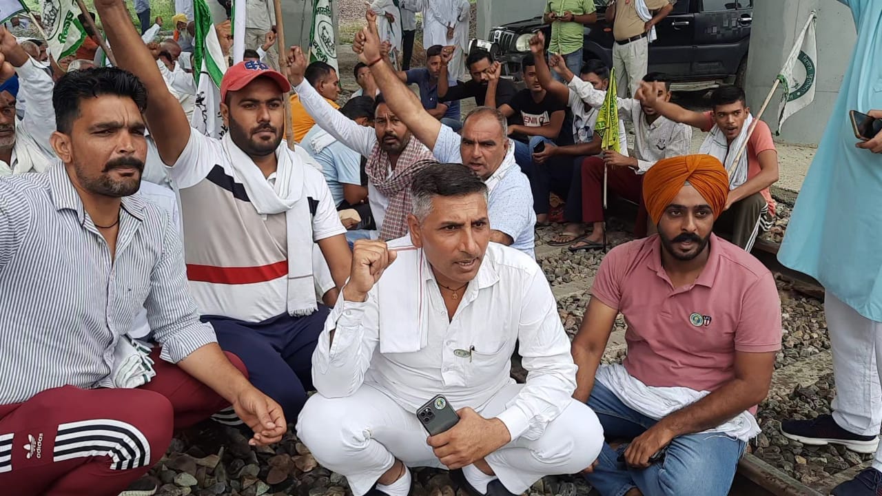 गोलनपुर फ्लाईओवर के नीचे नारेबाजी करते किसान। संवाद गोलनपुर फ्लाईओवर के नीचे नारेबाजी करते किसान। संवाद