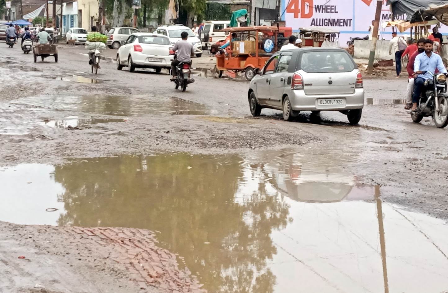 शामली कैराना रोड पर टूटी सड़क में भरा पानी
