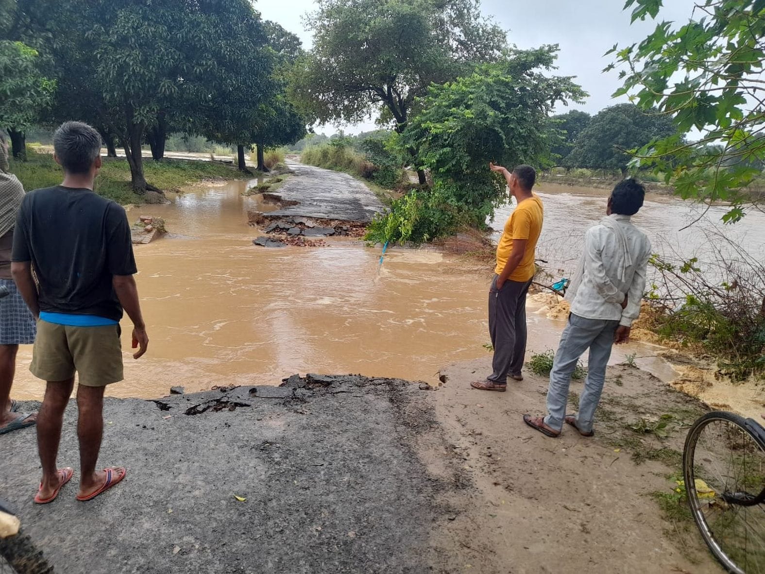गांव भोजपुर जाने वाले मार्ग की टूटी सड़क। संवाद गांव भोजपुर जाने वाले मार्ग की टूटी सड़क। संवाद