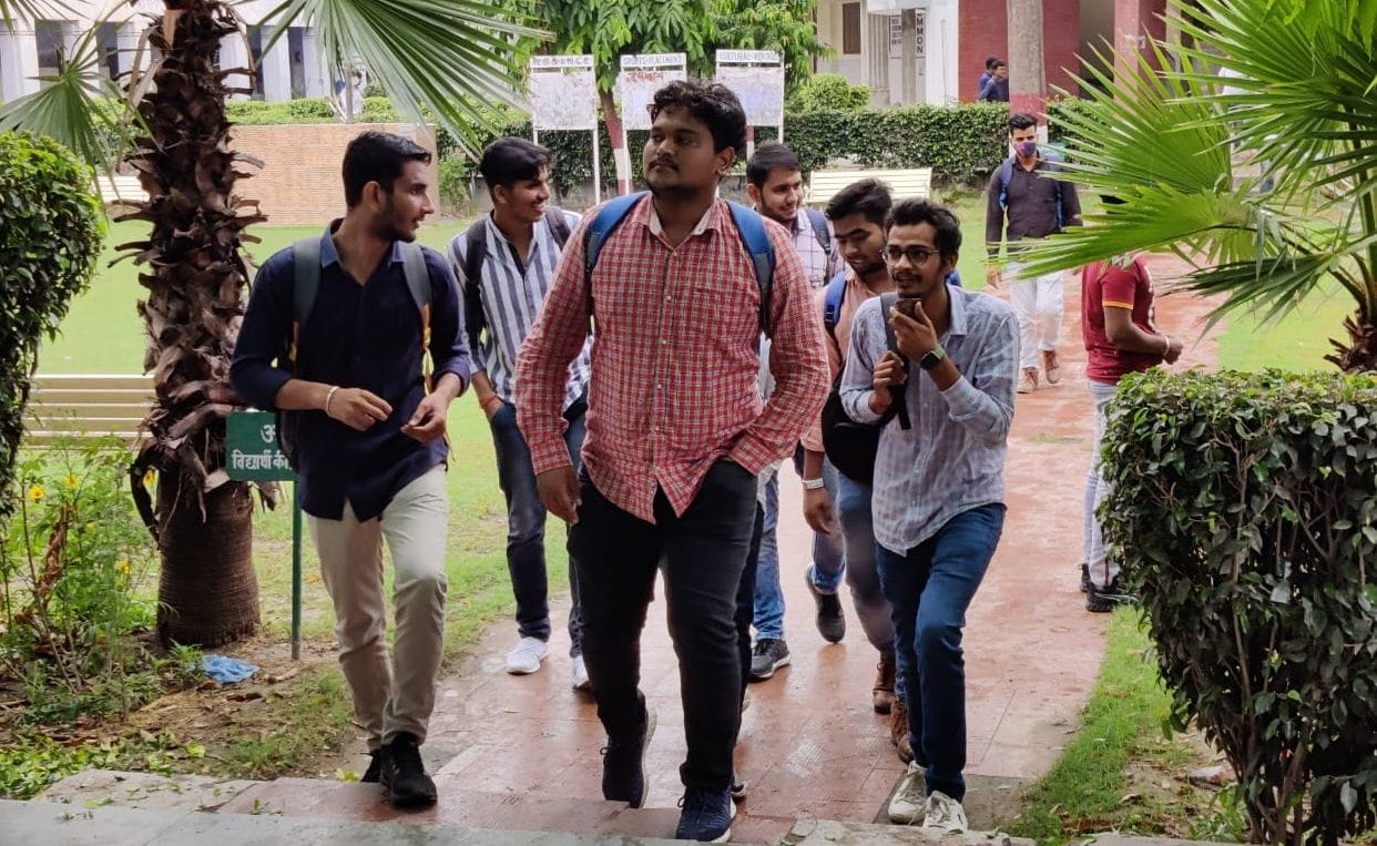 ऑफलाइन कक्षाएं शुरू होने के बाद महाविद्यालय में प्रवेश करते विद्यार्थी। संवाद