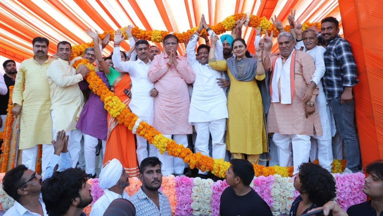 भाजपा की जनसभा में उपस्थित ओपी धनखड़ व अन्य नेता