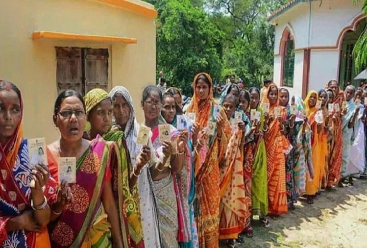 बिहार पंचायत चुनाव : नौवें चरण के मतदान के लिए बूथों पर लगी भीड़ , नालंदा में गोलीबारी से एक युवक घायल बिहार पंचायत चुनाव (फाइल फोटो)