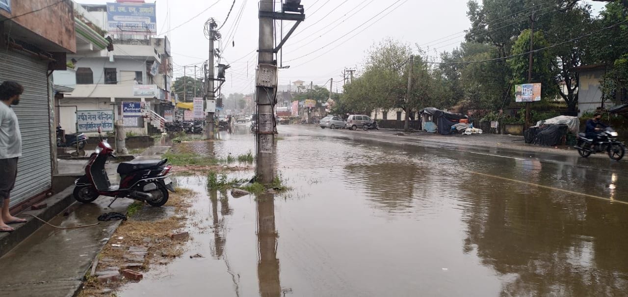 खटीमा में सितारगंज रोड पर मुख्य सड़क पर भरा पानी।