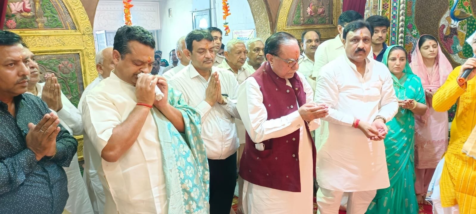 अग्र्रोहा धाम में आयोजित मेले में पूजा अराधना करते मुख्य अतिथि राज्यसभा सदस्य सुभाष चंद्रा अग्र्रोहा धाम में आयोजित मेले में पूजा अराधना करते मुख्य अतिथि राज्यसभा सदस्य सुभाष चंद्रा
