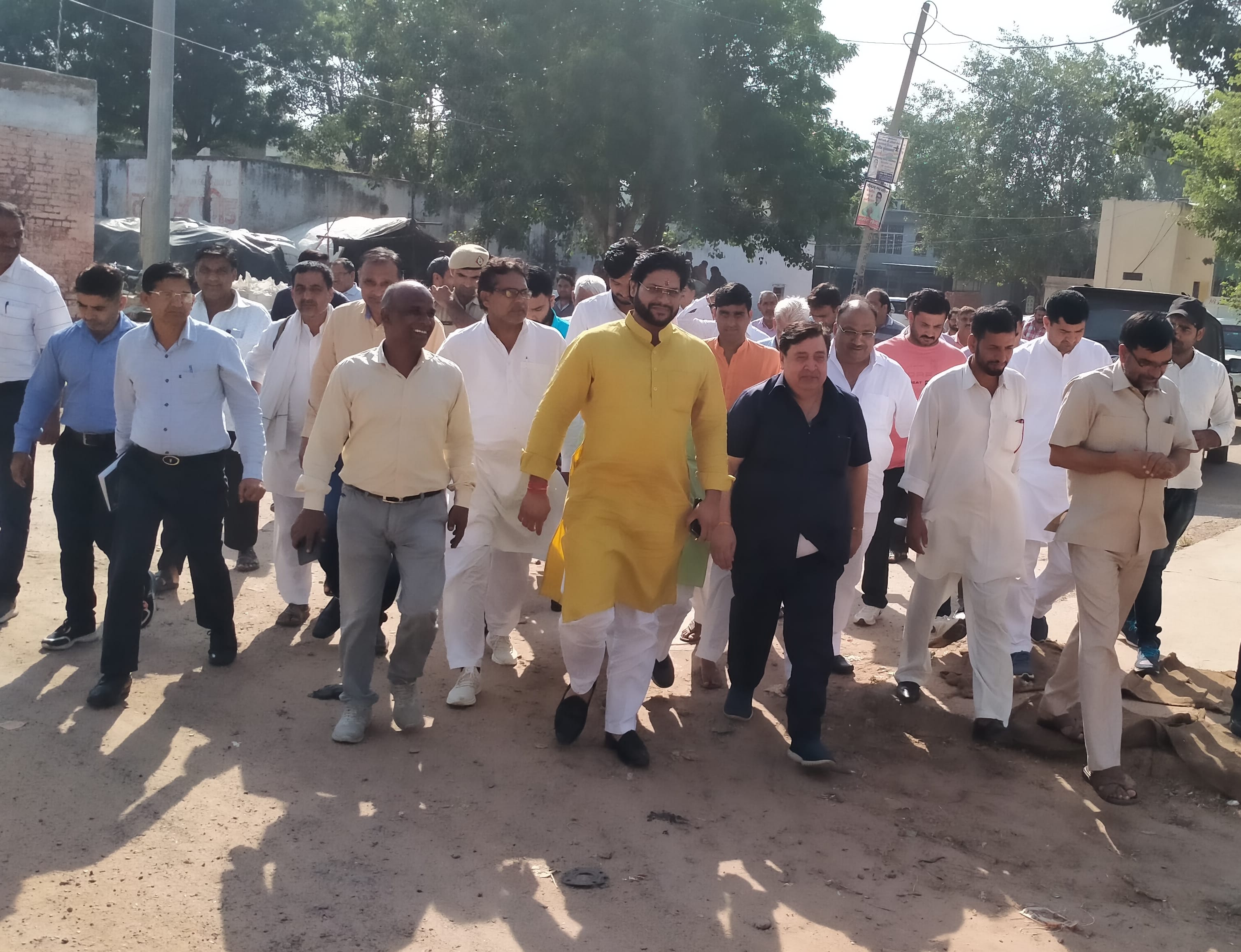 अनाज मंडी का निरीक्षण करते हैफड के चेयरमैन कैलाश भगत व अन्य अधिकारी अनाज मंडी का निरीक्षण करते हैफड के चेयरमैन कैलाश भगत व अन्य अधिकारी