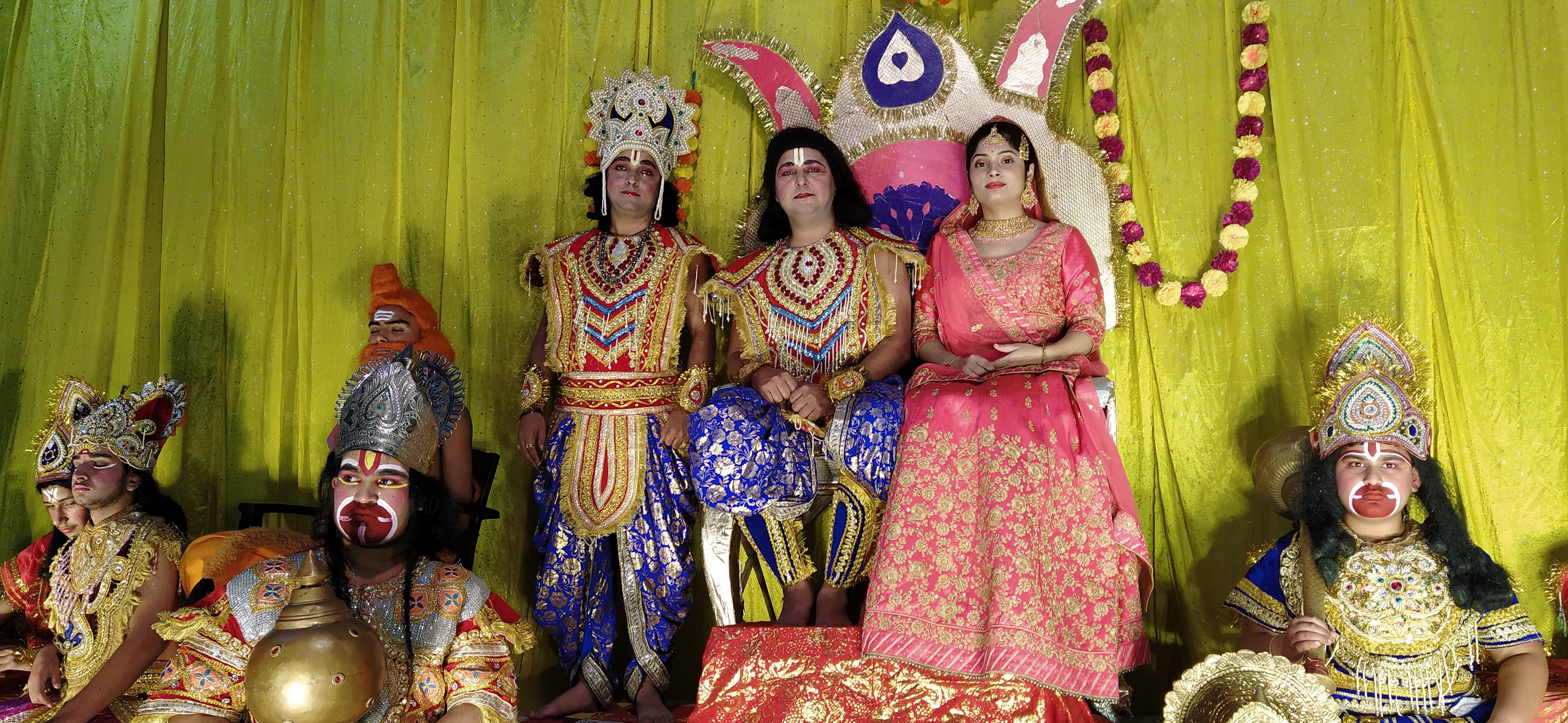 राम का अयोध्या में राजतिलक का दृश्य मंचित करते हुए कलाकार