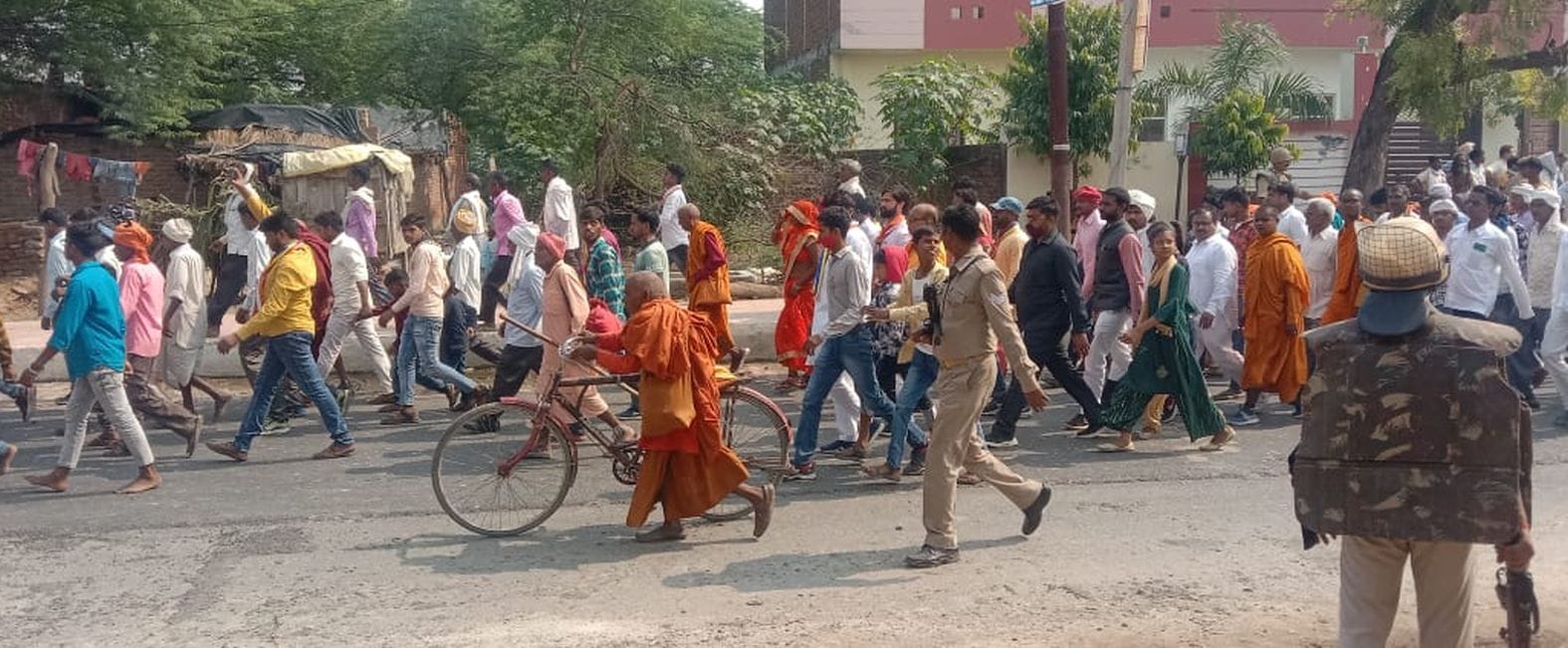 संकिसा में स्तूप परिसर से अनुयायियों को दौड़ाते पुलिस कर्मी। संवाद संकिसा में स्तूप परिसर से अनुयायियों को दौड़ाते पुलिस कर्मी। संवाद