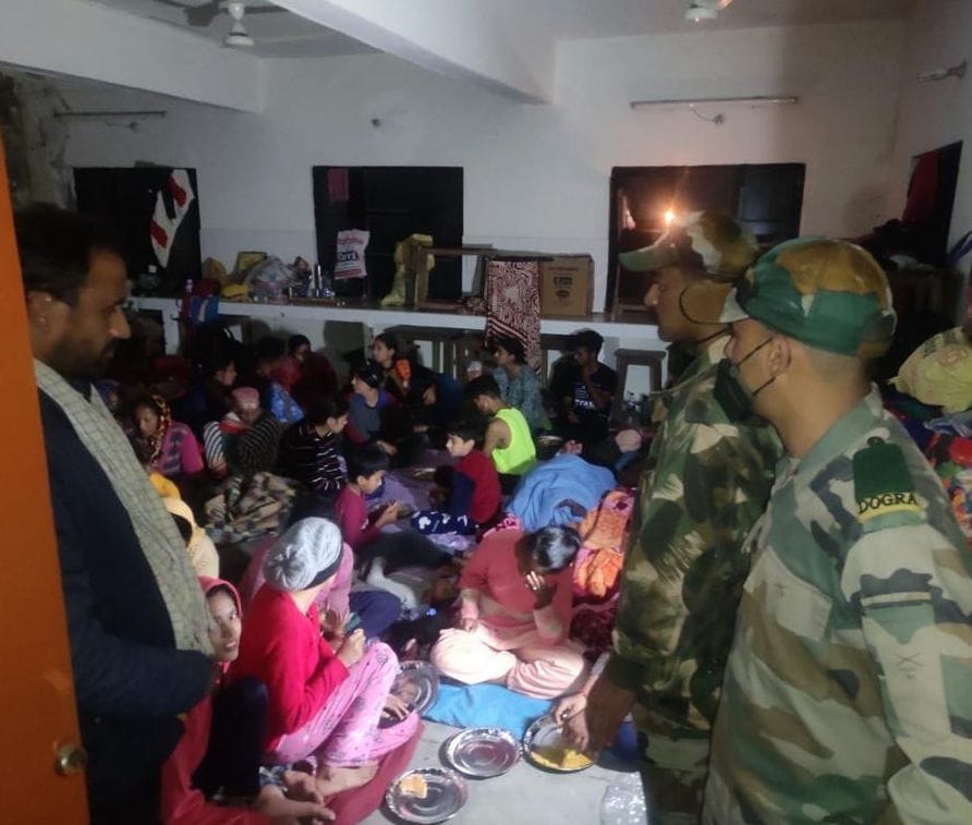 आपदा प्रभावितों की मदद में जुटे सेना के अधिकारी और जवान। आपदा प्रभावितों की मदद में जुटे सेना के अधिकारी और जवान।