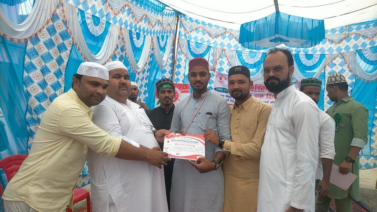 महुआखेड़ागंज में रक्तदाता को प्रमाणपत्र देते शिविर के आयोजक। महुआखेड़ागंज में रक्तदाता को प्रमाणपत्र देते शिविर के आयोजक।