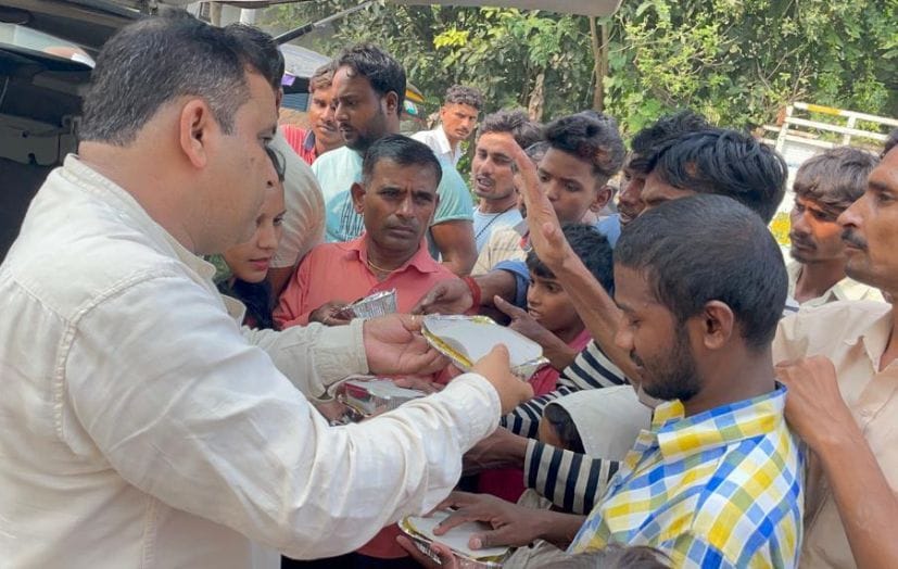 रुद्रपुर में आपदा प्रभावित लोगों को भोजन के पैकेट देते चुघ। रुद्रपुर में आपदा प्रभावित लोगों को भोजन के पैकेट देते चुघ।