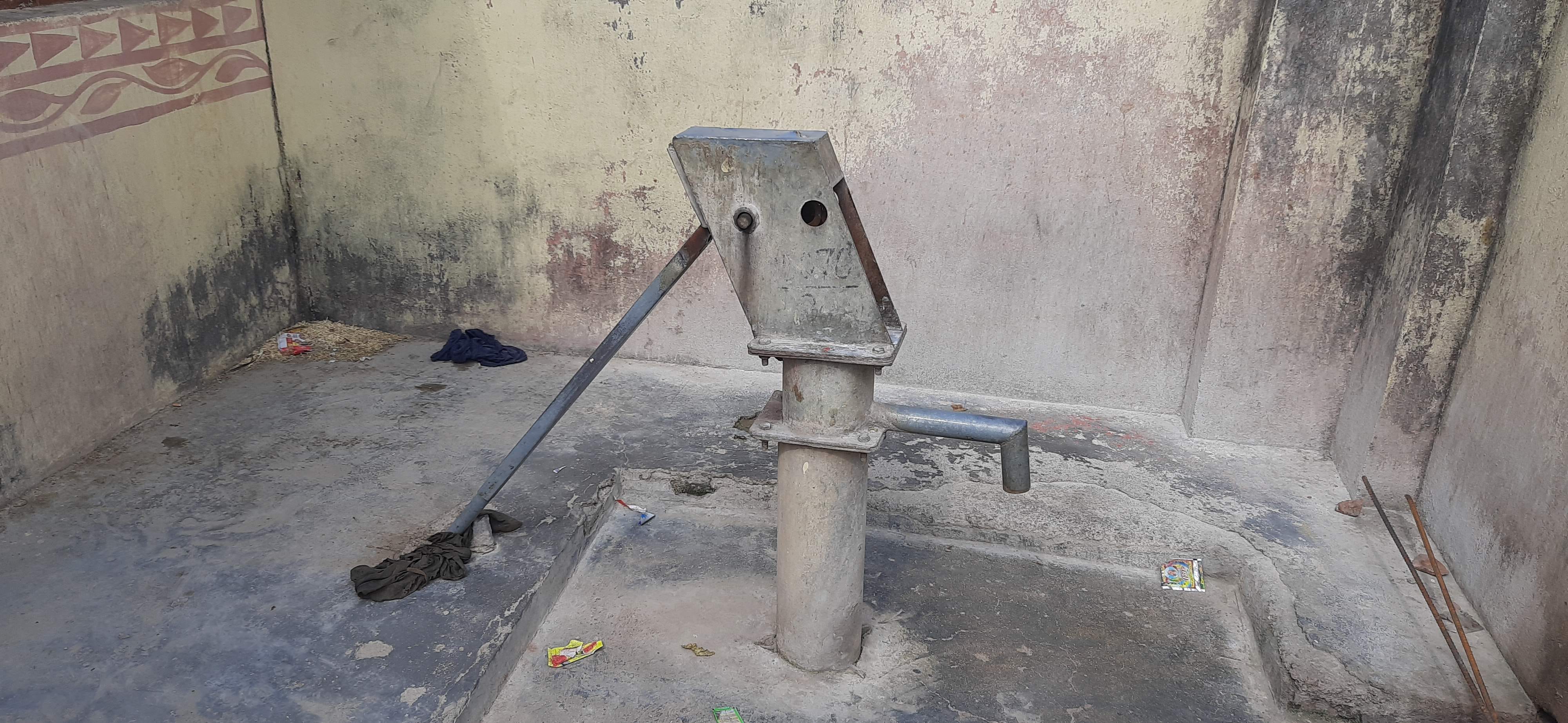 ग्राम ककरुआ स्थित उप स्वास्थ्य केंद्र पर खराब पड़ा हैंडपंप ग्राम ककरुआ स्थित उप स्वास्थ्य केंद्र पर खराब पड़ा हैंडपंप