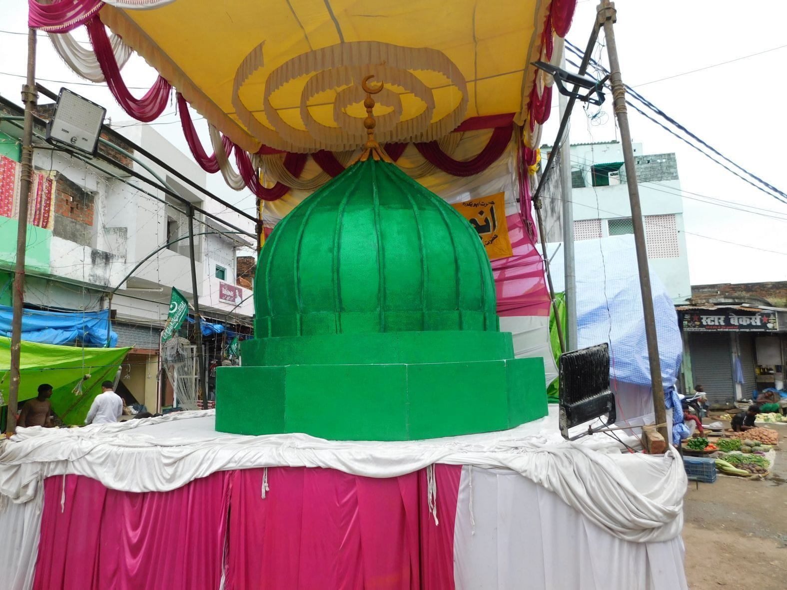 अंबेडकरनगर के शहजादपुर में सजा गुंबदे खजरा।