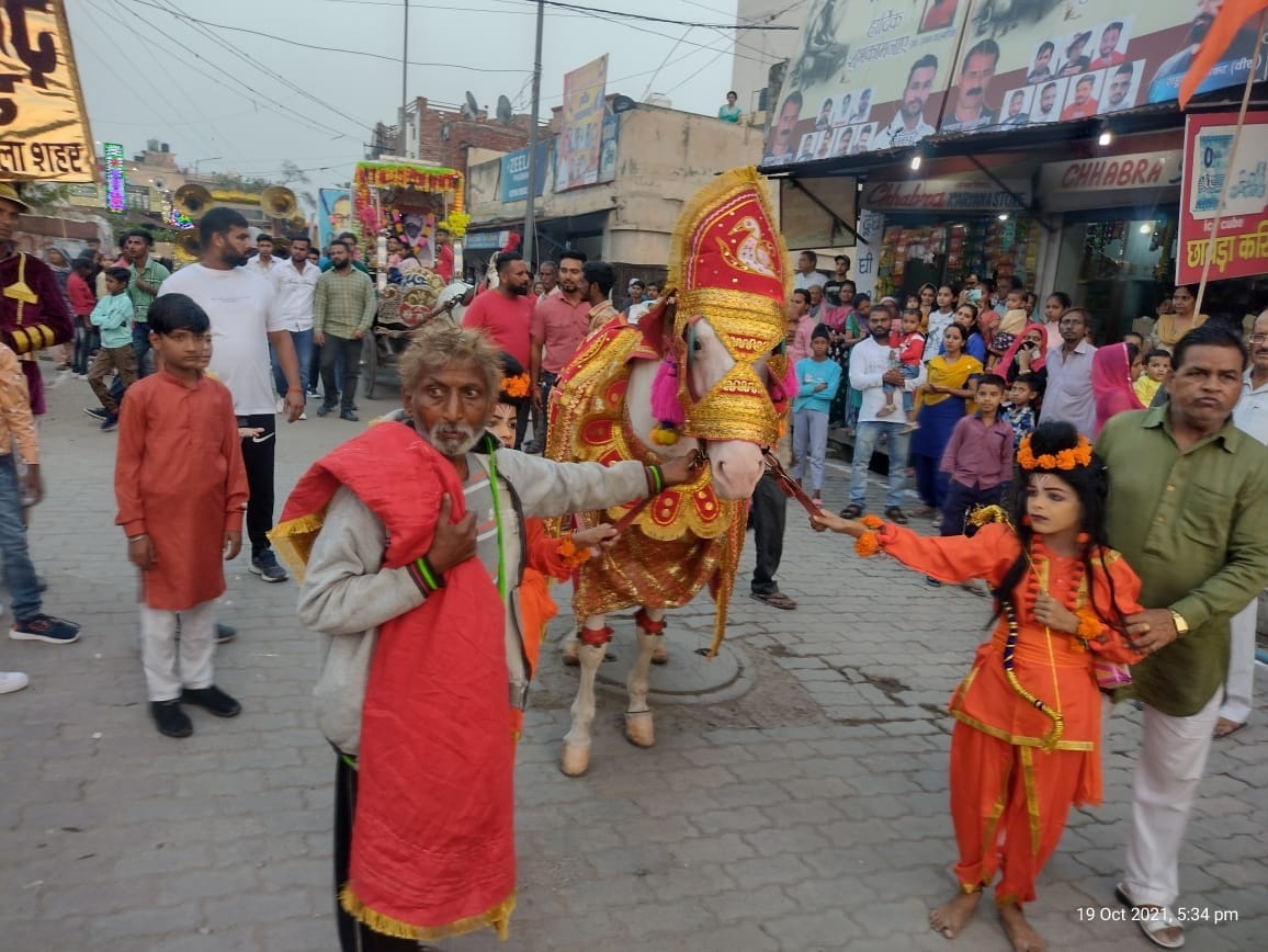 शोभायात्रा के दौरान अलग-अलग वेशभूषा में सजे बच्चे। शोभायात्रा के दौरान अलग-अलग वेशभूषा में सजे बच्चे।