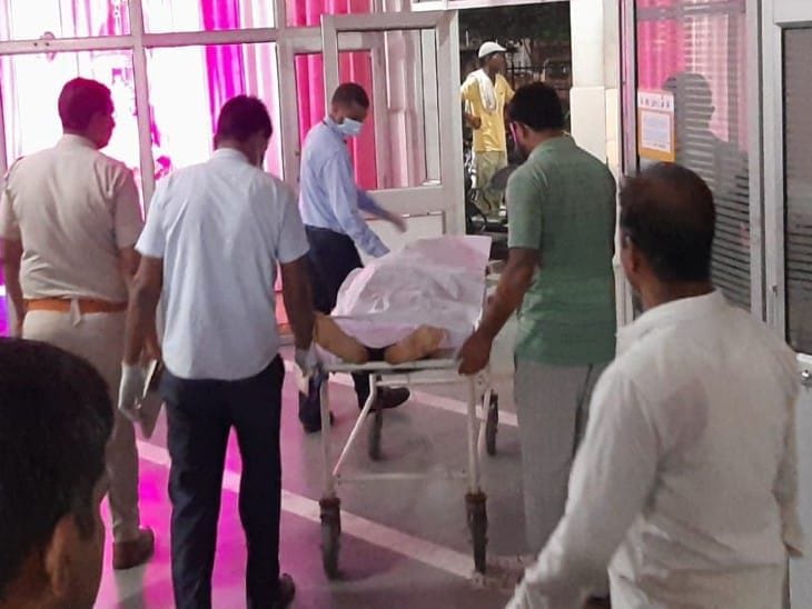  गौरव के शव को अस्पताल लेकर जाते पुलिस मुलाजिम और स्वास्थ्यकर्मी। संवाद