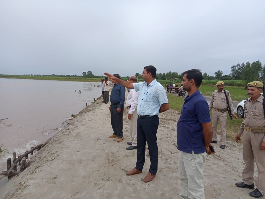 बिजनौर : खो नदी में आए उफान से हो रहे कटाव का विभाग के अधिकारियों के साथ निरीक्षण करते एसडीएम धीरें