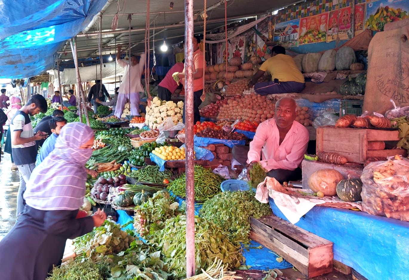 बिजनौर में सब्जी मंडी में सब्जी बेचते दुकानदार।