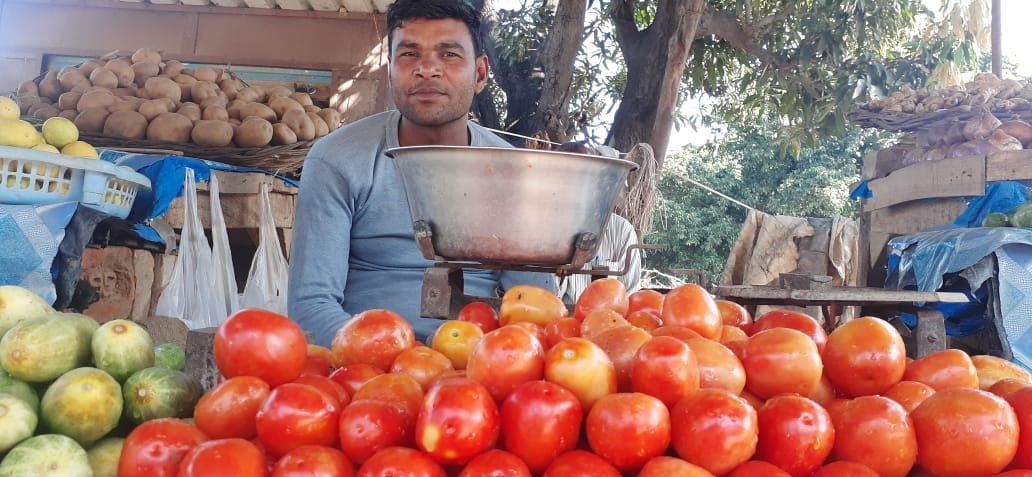 बिजनौर में सब्जी बेचता दुकानदान।