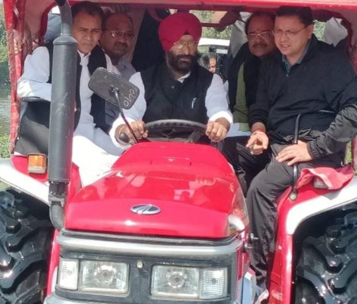 खटीमा के प्रतापपुर से नौसर तक ट्रैक्टर में बैठककर जलभराव क्षेत्र का जायजा लेते मुख्यमंत्री पुष्