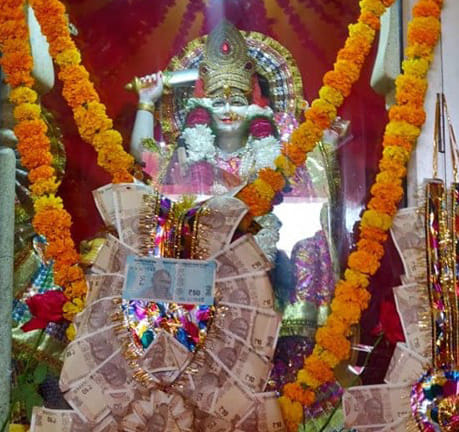 चौसाना के गढ़ीहसनपुर के नवदुर्गा मन्दिर  में सजा दरबार। 