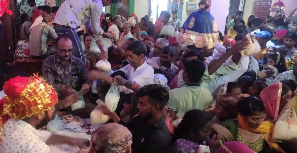बाबरी दुर्गा मन्दिर में प्रसाद चढ़ाने के लिए लगी श्रद्धालुओं की भीड़। 