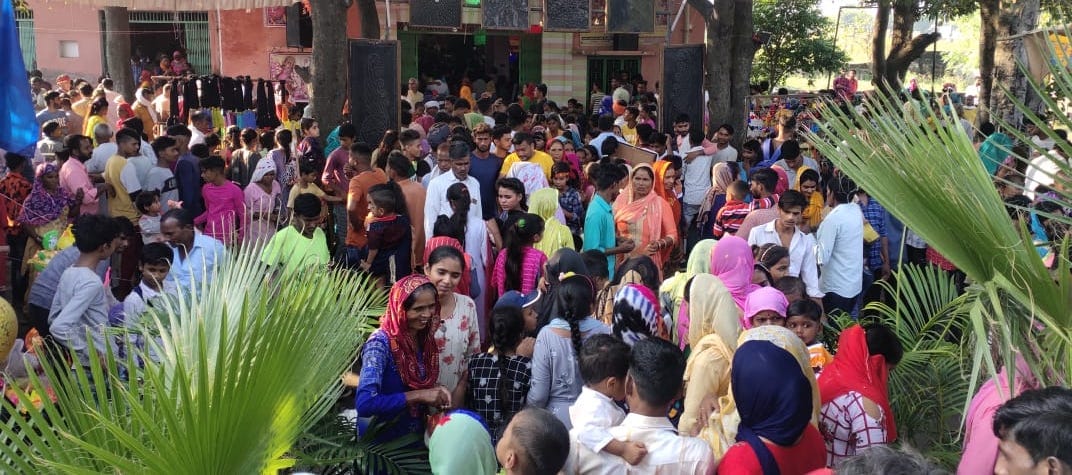 बाबरी दुर्गा मन्दिर में प्रसाद चढ़ाने के लिए लगी श्रद्धालुओं की भीड़। 