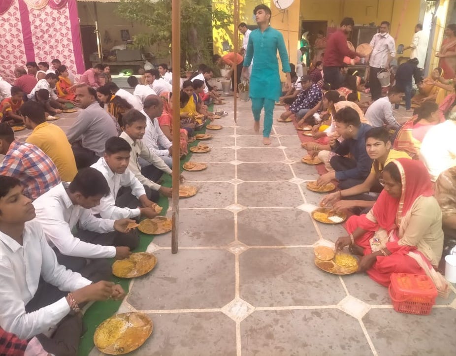कैराना के प्राचीन सिद्धपीठ बाला सुन्दरी मन्दिर में भंडारे मेंमप्रसाद ग्रहण करते श्रद्धालु