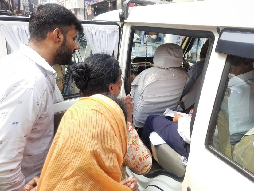 रुद्रपुर के जगतपुरा में एडीएम के सामने हाथ जोड़कर मदद की गुहार लगाती महिला। रुद्रपुर के जगतपुरा में एडीएम के सामने हाथ जोड़कर मदद की गुहार लगाती महिला।