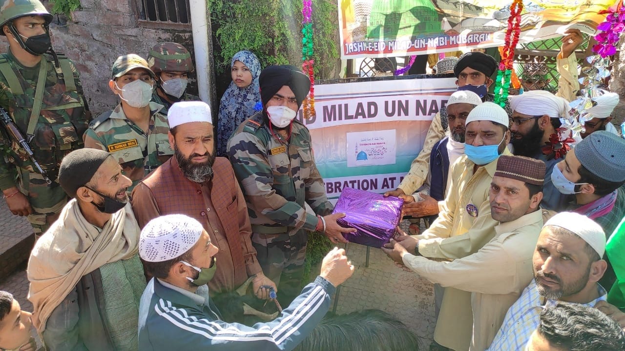 माहौर में ईद मिलाद उल नबी मनाते हुए सेना के जवान व ग्रामीण। माहौर में ईद मिलाद उल नबी मनाते हुए सेना के जवान व ग्रामीण।