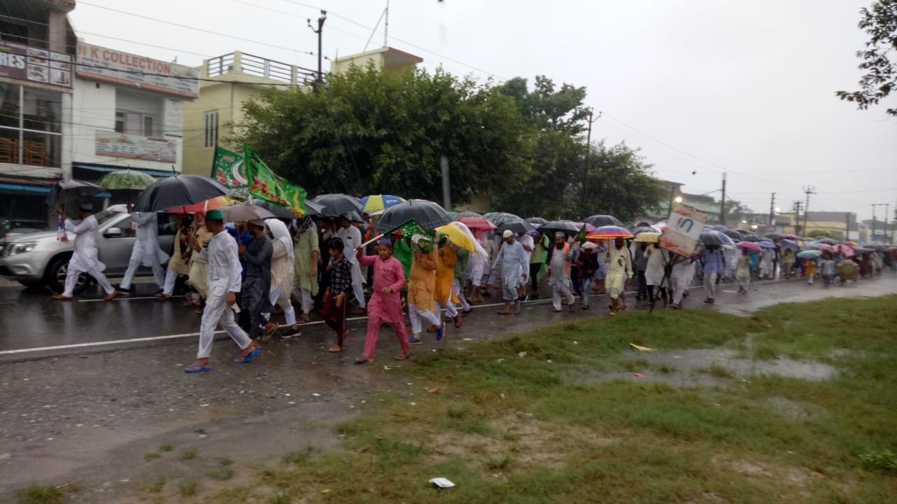 खटीमा में ईद मिलादुन्नबी पर जुलूस निकालते मुस्लिम समाज के लोग। खटीमा में ईद मिलादुन्नबी पर जुलूस निकालते मुस्लिम समाज के लोग।