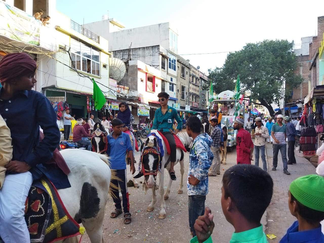 ईद मीलादुन्नबी जुलूस में शामिल लोग ईद मीलादुन्नबी जुलूस में शामिल लोग