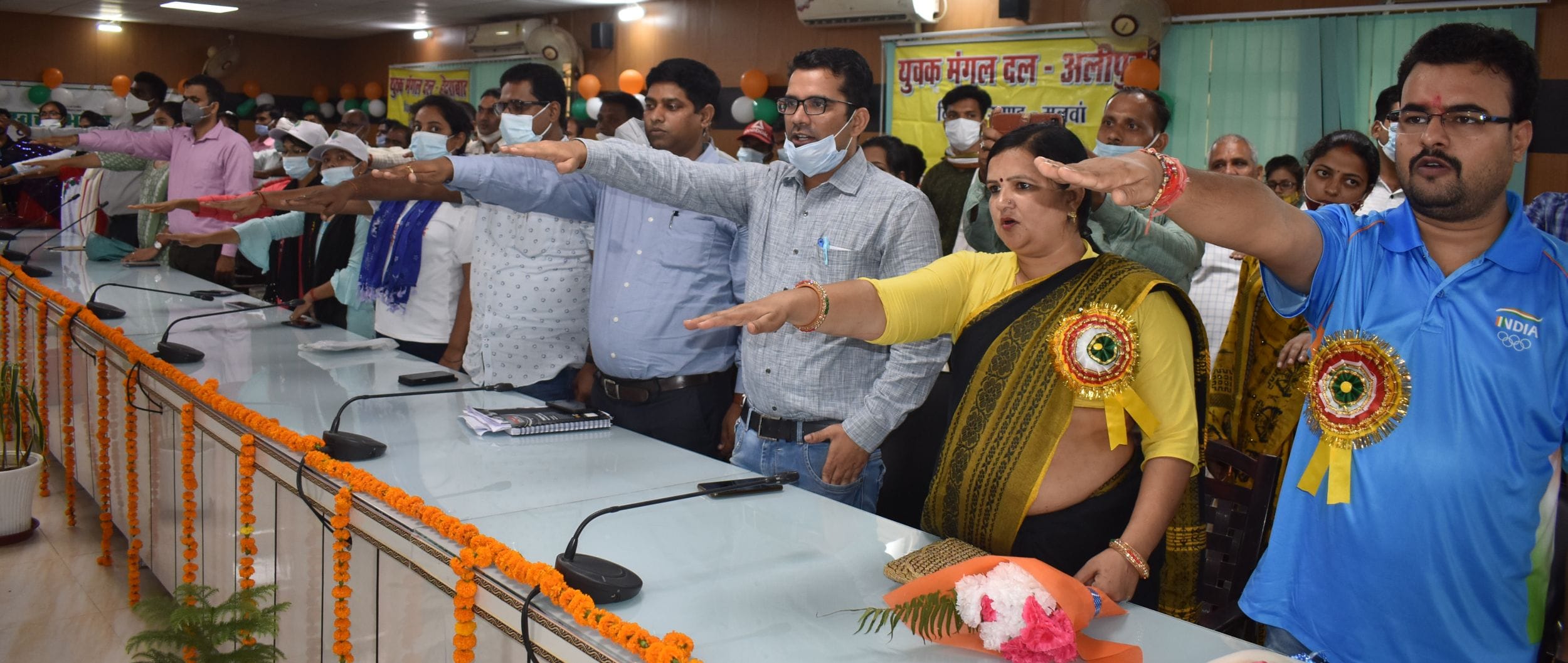 विकास भवन सभागार में शपथ लेते अधिकारी व खिलाड़ी। संवाद