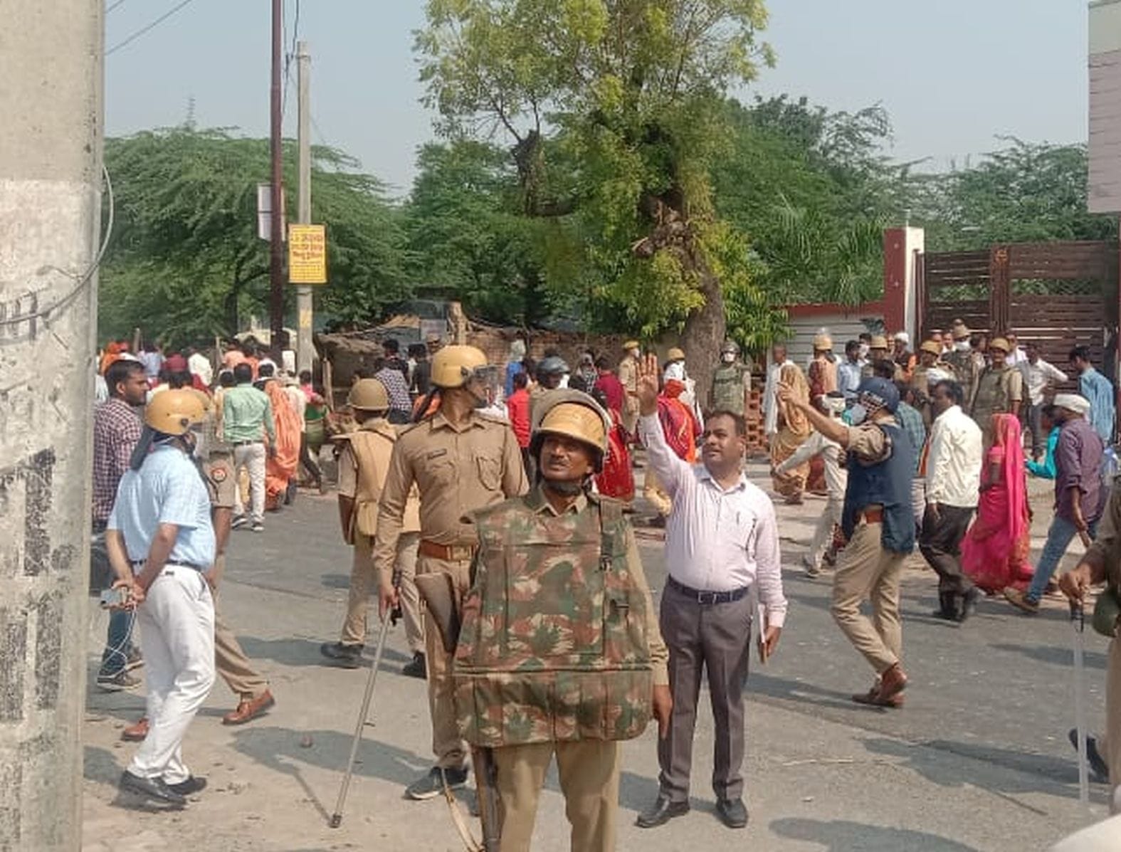 संकिसा में घर की छतों से तमाशा देख रहे लोगों को अंदर जाने को कहते पुलिस कर्मी। संवाद संकिसा में घर की छतों से तमाशा देख रहे लोगों को अंदर जाने को कहते पुलिस कर्मी। संवाद