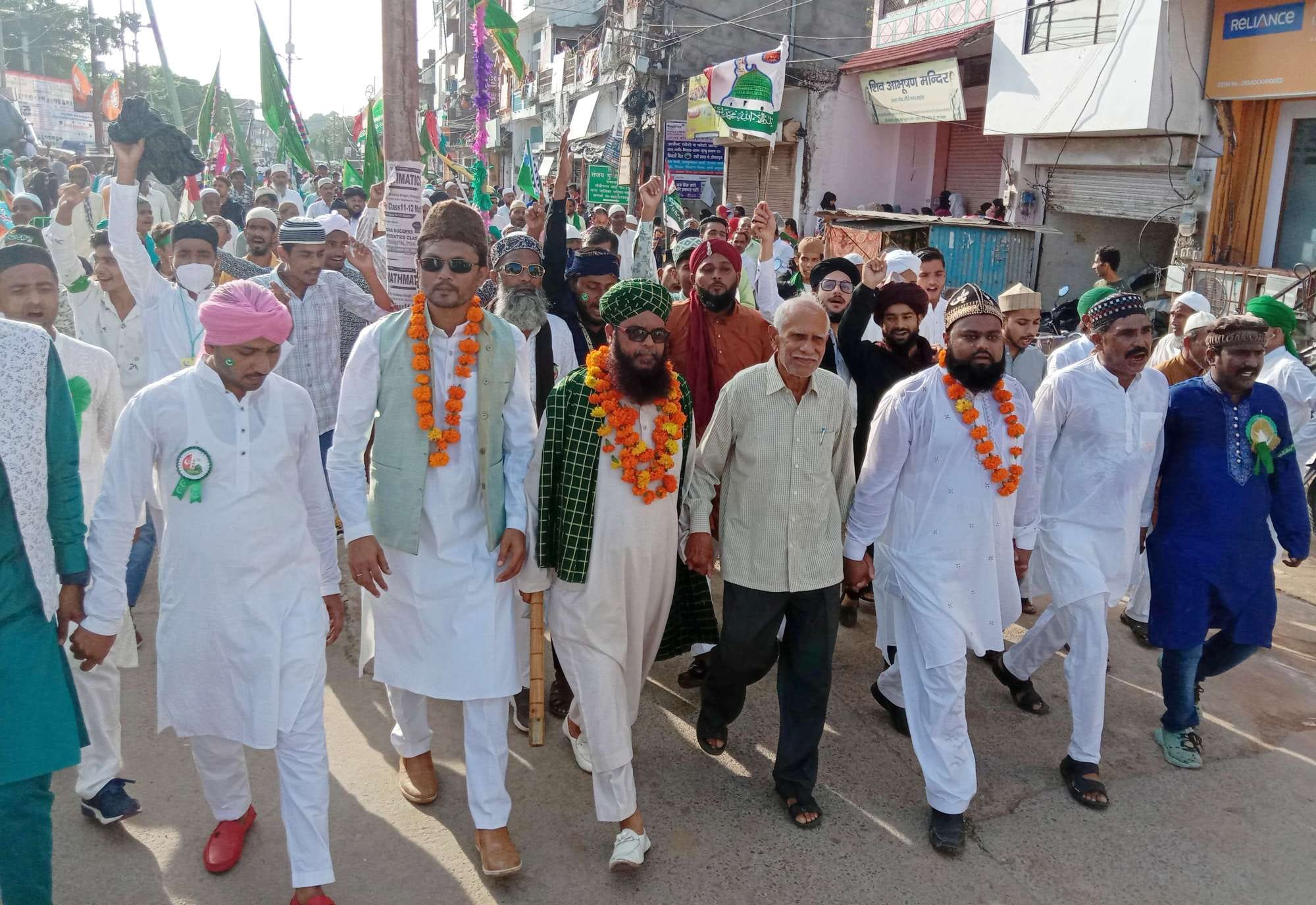 जुलूस में सबसे आगे चलते शहर काजी व अन्य जुलूस में सबसे आगे चलते शहर काजी व अन्य