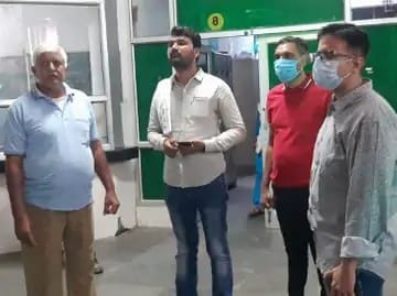युवक की हत्या की जानकारी मिलने के बाद अस्पताल पहुंचे एसपी अभिषेक जोरवाल और मृतक के परिजन। संवाद