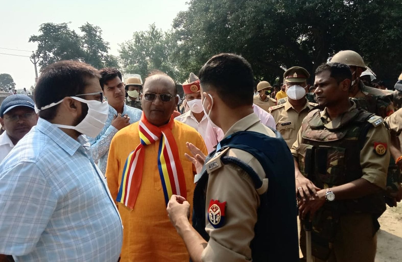 संकिसा में विधायक सुशील शाक्य से बात करते डीएम व एसपी। संवाद संकिसा में विधायक सुशील शाक्य से बात करते डीएम व एसपी। संवाद