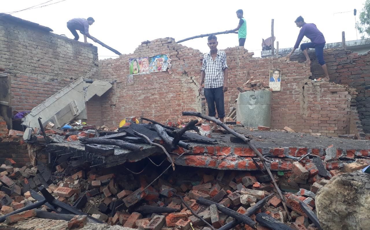 खटीमा के मझोला गांव में बारिश के चलते गिरा मकान।