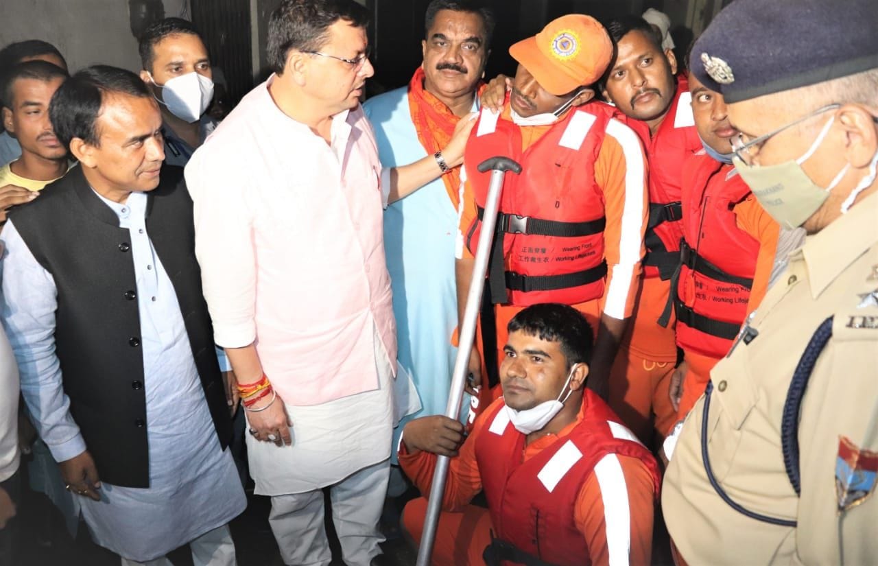 जानकारी लेते सीएम। जानकारी लेते सीएम।