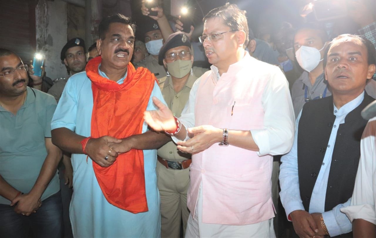जानकारी लेते सीएम। जानकारी लेते सीएम।
