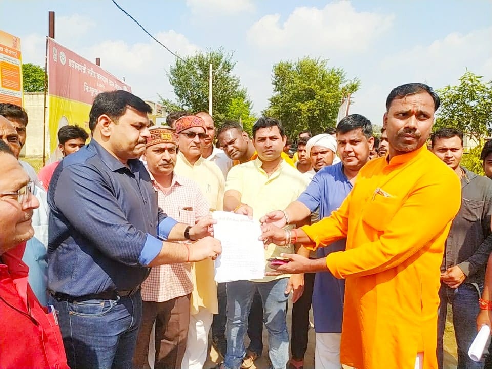 घोरावल तहसील में ज्ञापन देते बजरंग दल व विहिप के नेता घोरावल तहसील में ज्ञापन देते बजरंग दल व विहिप के नेता
