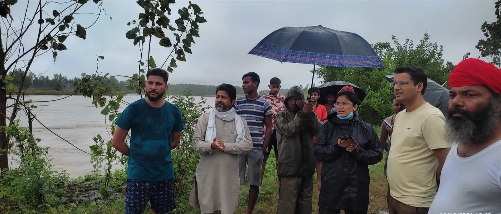 खटीमा के मझोला-ढाकी में जलभराव क्षेत्र का निरीक्षण करती एसडीएम निर्मला बिष्ट।