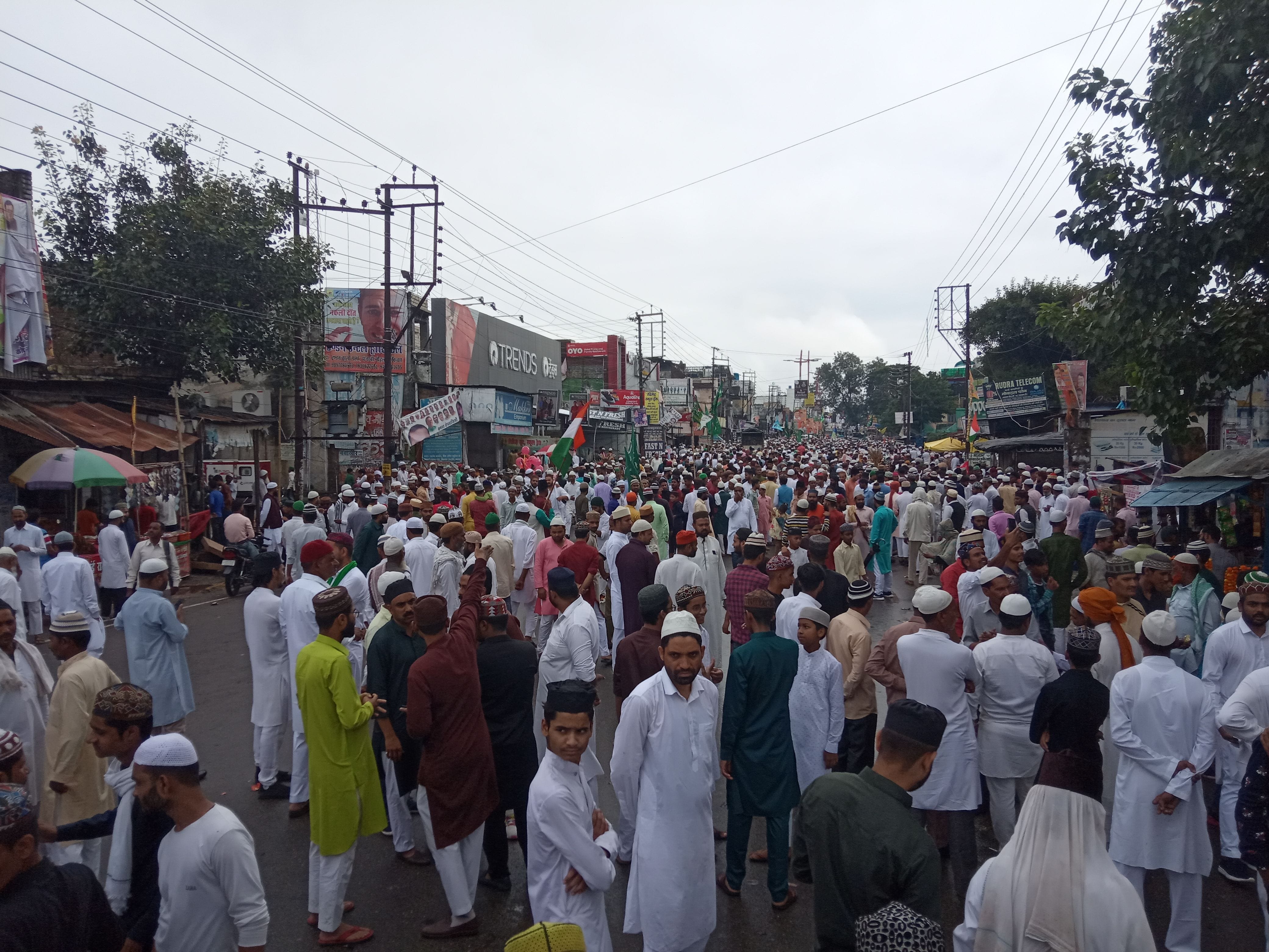 किच्छा में जुलूस निकालते मुस्लिम समाज के लोग किच्छा में जुलूस निकालते मुस्लिम समाज के लोग