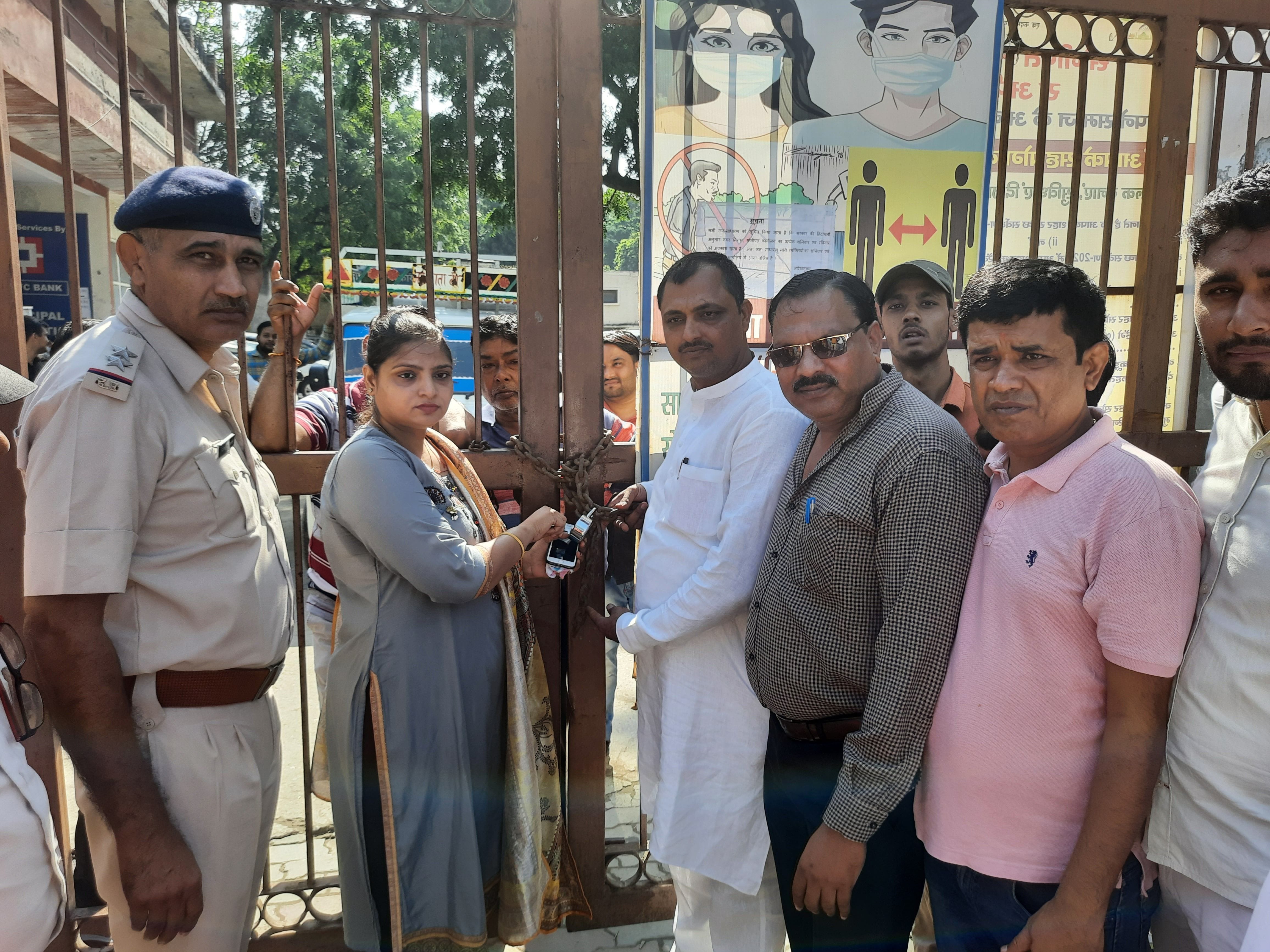 पेयजल समस्या का समाधान नहीं होने के विरोध में नगर निगम कार्यालय के गेट पर ताला जड़ते पार्षद। संवा